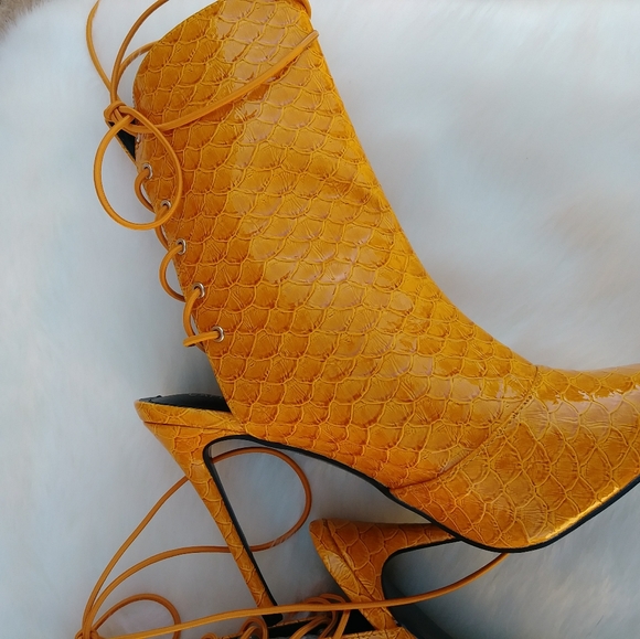 Cape Robbins - Picture 4 of 8